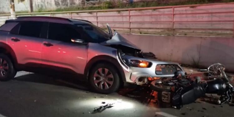 Carro entra na avenida pela contramão e deixa duas pessoas em estado grave em Rio Branco; veja vídeo
