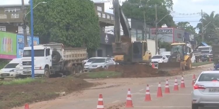 Rotatória na Estrada Dias Martins é interditada para início das obras de elevado