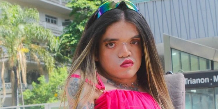 Fenômeno na internet, influenciadora Leandrinha desembarca no Acre: “Voltar energisada para São Paulo”