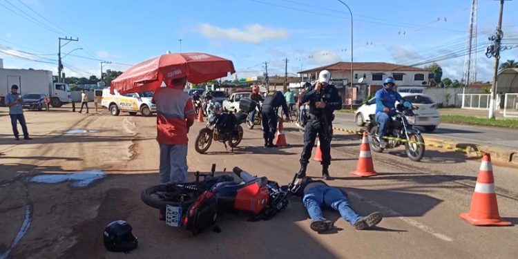 Em Rio Branco, jovem fica em estado grave após colidir com caminhão na rodovia AC-40