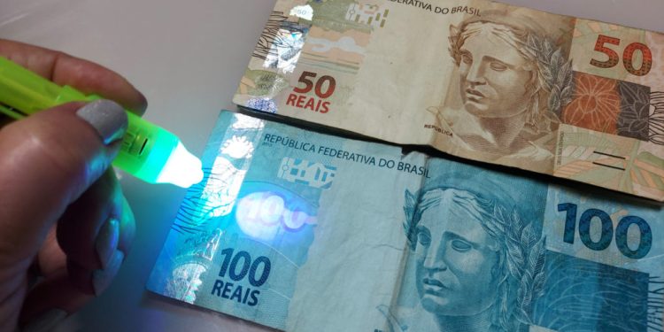 Homem é preso em flagrante com cerca de R$ 1.000 em notas falsas em Rio Branco