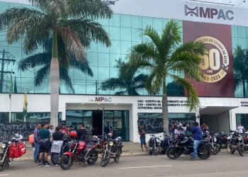 Após morte de motoboy em acidente de trânsito,  categoria realiza manifestação em frente ao MPAC