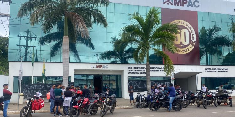 Após morte de motoboy em acidente de trânsito,  categoria realiza manifestação em frente ao MPAC