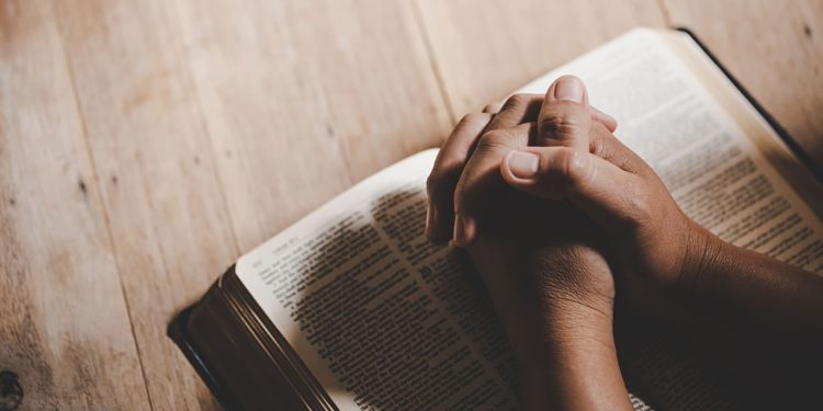 Prefeitura de Rio Branco sanciona lei que declara a Bíblia Sagrada como patrimônio cultural do município