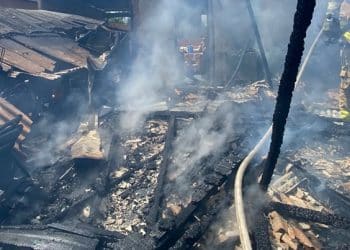 Casa é consumida por incêndio e tem cerca de 90% da estrutura queimada, em Rio Branco