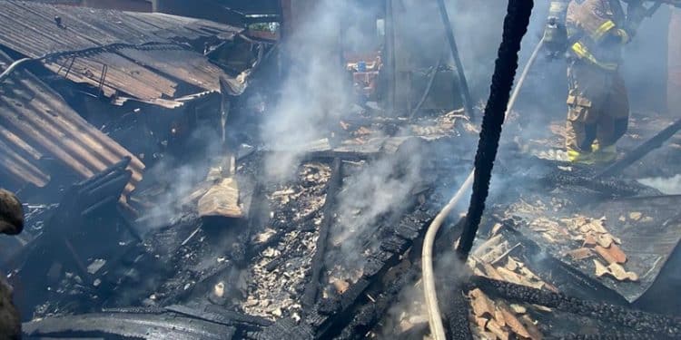 Casa é consumida por incêndio e tem cerca de 90% da estrutura queimada, em Rio Branco