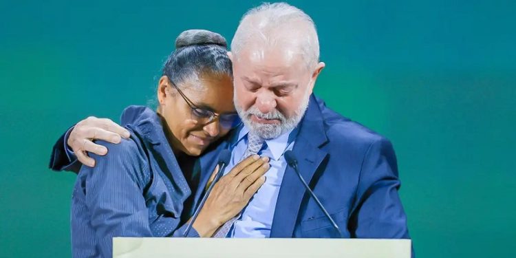 “Tenho no meu governo uma pessoa da floresta”, diz Lula ao quebrar protocolo e ceder fala para Marina na COP-28