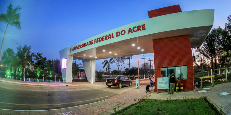 Ufac abre concurso público para professor do magistério superior; salários de até R$ 11 mil