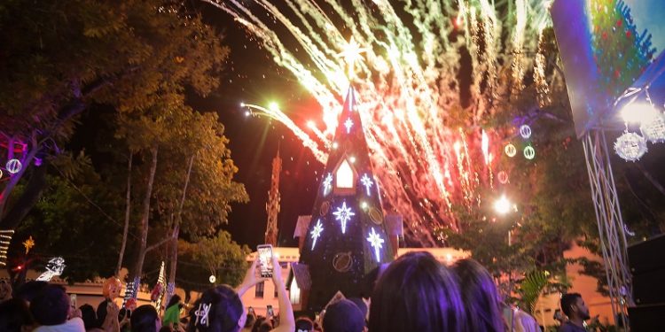 Ornamentação natalina na Praça da Revolução em Rio Branco segue até domingo (14)