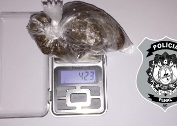 Mulher é detida ao tentar entrar com drogas em presídio no interior do Acre