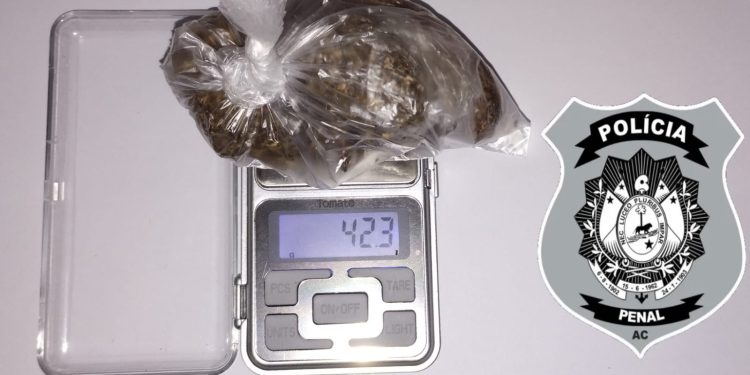 Mulher é detida ao tentar entrar com drogas em presídio no interior do Acre