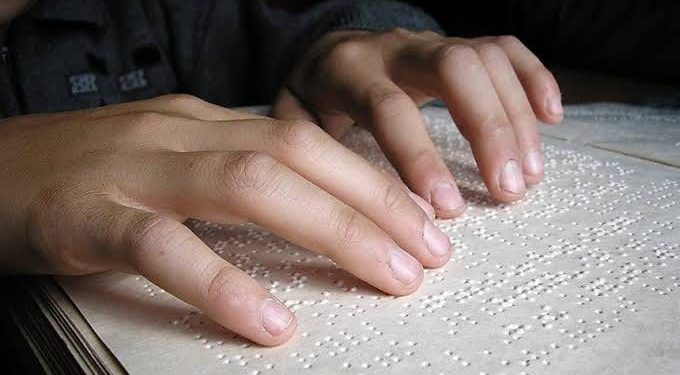 Instituições financeiras devem emitir documentos em braile para pessoas com deficiência visual no Acre