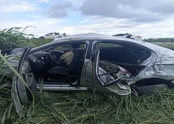 Carro que capotou e deixou três pessoas feridas no Acre não acionou o airbags