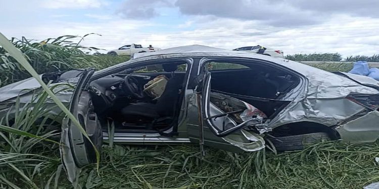 Carro que capotou e deixou três pessoas feridas no Acre não acionou o airbags