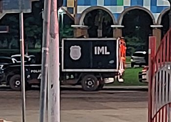 Câmera de segurança registra momento exato da colisão entre motocicleta e ônibus em Rio Branco