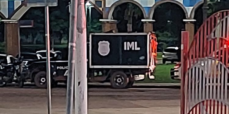 Câmera de segurança registra momento exato da colisão entre motocicleta e ônibus em Rio Branco