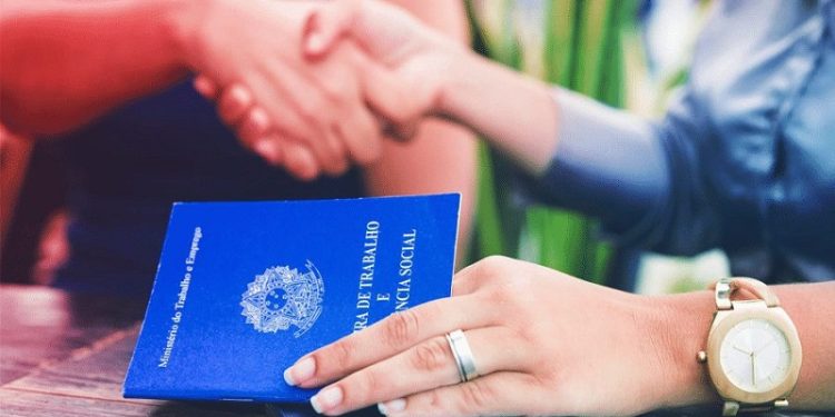 Congresso discute diminuir carga horária de trabalho no Brasil, que está acima da média mundial