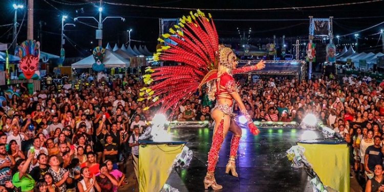 Cerca de 15 bandas se apresentam nas cinco noites do Carnaval da Família, em Rio Branco
