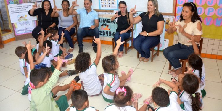 Gladson determina que ensino de Libras seja incluso como tema transversal nas escolas estaduais do Acre