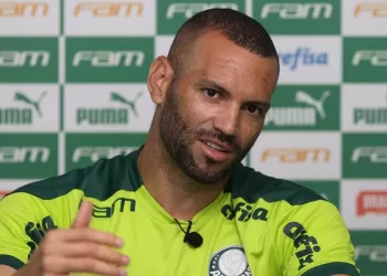 Após empate entre Palmeiras e Corinthians, Weverton é vaiado e sai do estádio com escolta