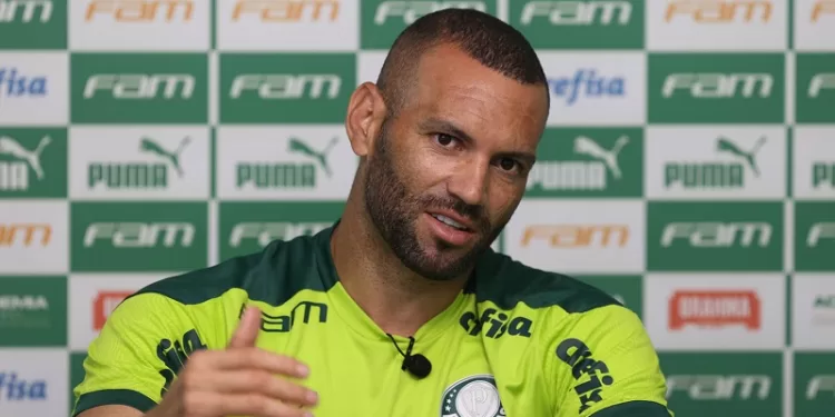 Após empate entre Palmeiras e Corinthians, Weverton é vaiado e sai do estádio com escolta