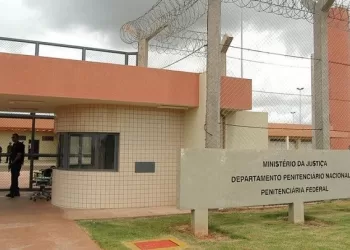 Direção suspende banhos de sol e visitas em meio à investigação de fuga no presídio de Mossoró