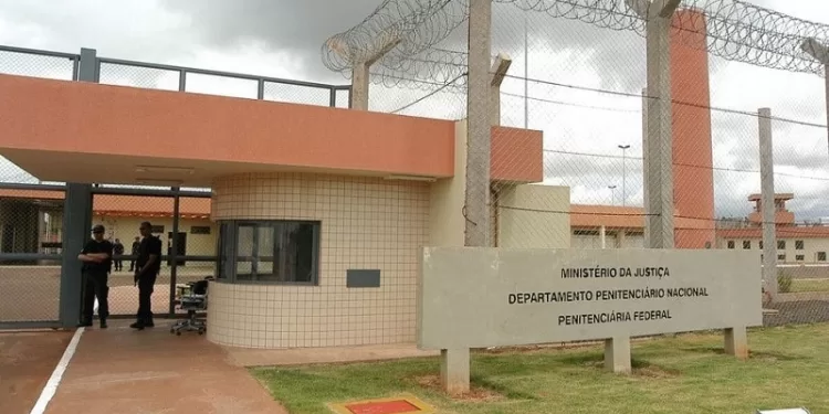 Direção suspende banhos de sol e visitas em meio à investigação de fuga no presídio de Mossoró