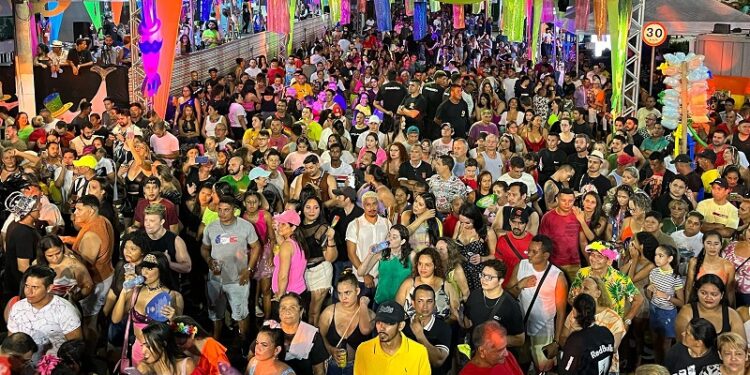 Carnaval não é feriado nacional, e trabalhador depende de dispensa do patrão para folgar