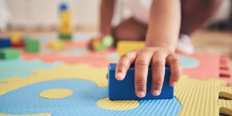 MPAC interrompe atividades em creche após maus-tratos; multa diária de R$ 1.000,00 em caso de descumprimento