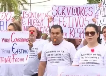 Servidores efetivos do TCE-AC protestam contra reajuste de 20% no salário dos comissionados