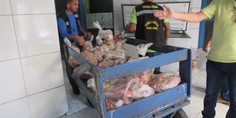 Cerca de 170 kg de carne imprópria para consumo foi apreendida em cozinha industrial de empresa no Acre