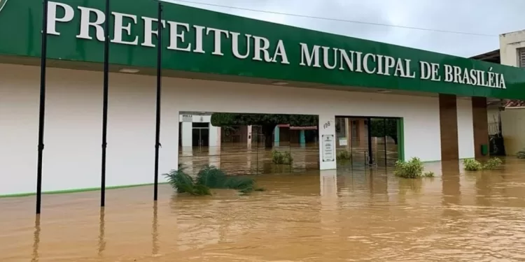 Brasiléia supera marca de 2015 e enfrenta maior cheia da história com 15,56 metros; mais de 13 mil pessoas atingidas