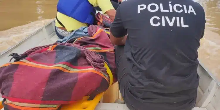 Polícia resgata corpo vitimado por queda de árvore em área de difícil acesso, no Acre