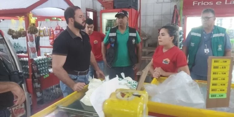 Operação conjunta apreende mais de 60 leites impróprios para consumo em estabelecimentos comerciais em Tarauacá