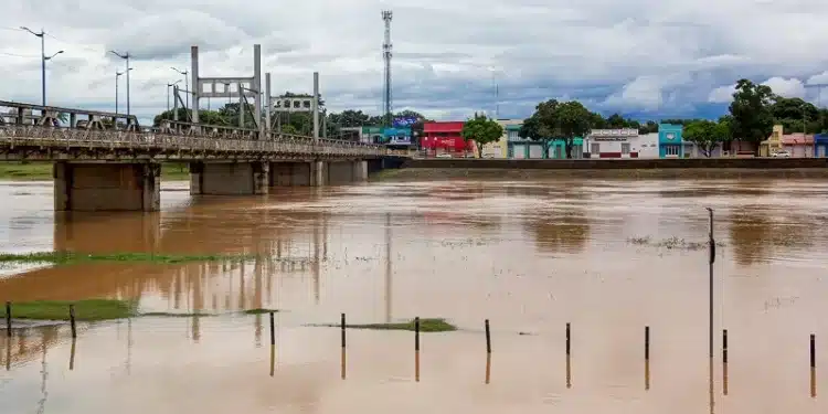 Com sinais de vazante no interior, nível do Rio Acre chega a 17 metros em Rio Branco