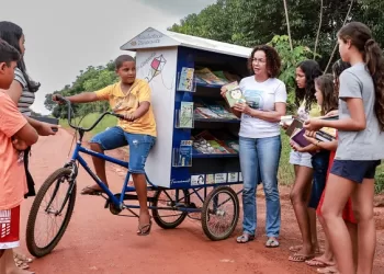 Apaixonada por livros desde a infância, pedagoga cria projetos para incentivar leitura em crianças da zona rural do Acre