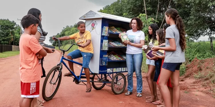 Apaixonada por livros desde a infância, pedagoga cria projetos para incentivar leitura em crianças da zona rural do Acre
