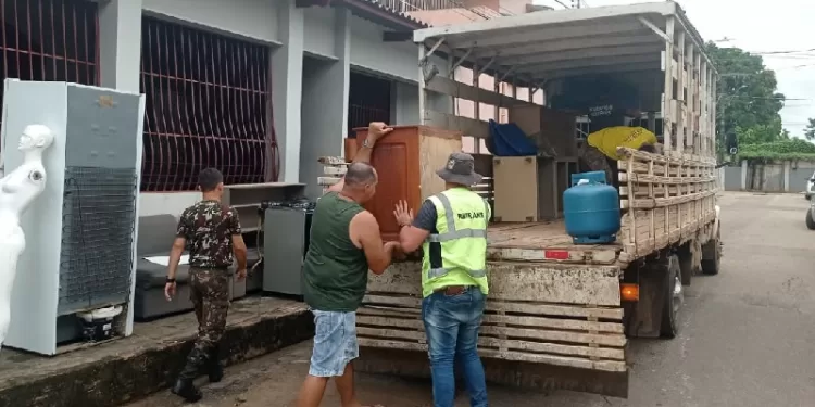 Em Rio Branco, cerca de 70 famílias já retornaram às residências; Defesa Civil não recomenda