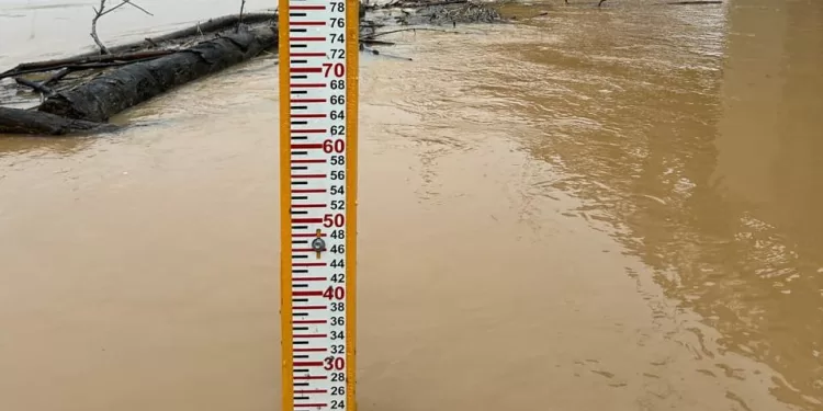 Rio Acre registra 13,80 metros e deve retornar à cota de alerta nesta segunda-feira (11)