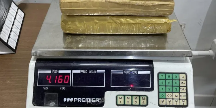 Mulher é presa no Acre ao tentar enviar mais de 4 kg de drogas para Goiânia
