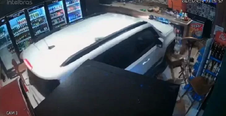 Motorista que invadiu conveniência em Rio Branco admitiu ter ingerido bebida alcoólica e tentou fugir do local