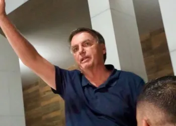 Com multidão e bolo de aniversário à espera, Jair Bolsonaro desembarca no Acre