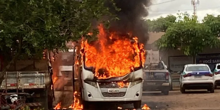 Micro-ônibus e caminhão pegam fogo no pátio da Secretaria de Cuidados com a Cidade, em Rio Branco