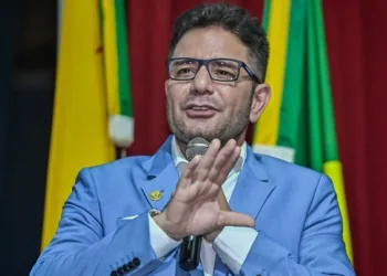 Gladson anuncia concurso do Detran com 91 vagas; salários de até R$ 9,5 mil