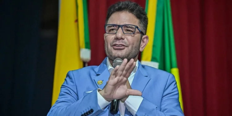 Gladson anuncia concurso do Detran com 91 vagas; salários de até R$ 9,5 mil