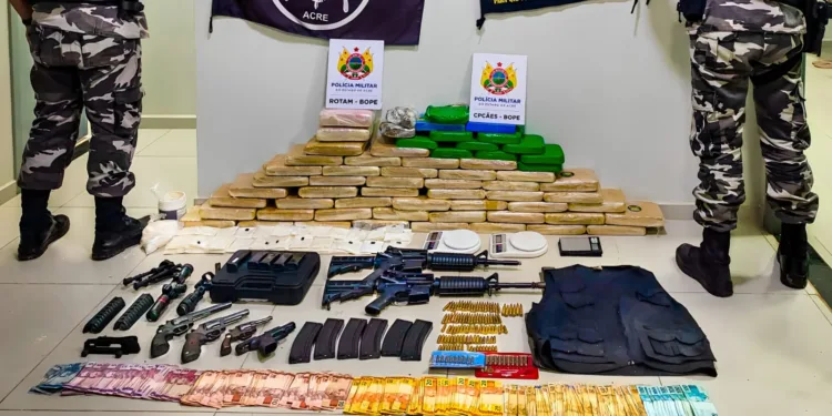 Três pessoas são presas com cerca de 60 kg de drogas, mais de R$ 7 mil e seis armas de fogo em Rio Branco
