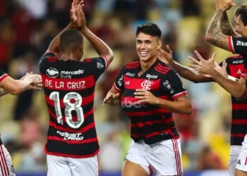 Flamengo derrota São Paulo e assume liderança do Brasileiro
