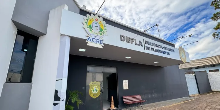 Homem é preso suspeito de agredir esposa no bairro Raimundo Melo, em Rio Branco