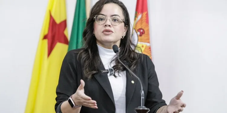 Deputada pede que ex-presidente do Iapen vá à Aleac mesmo após exoneração do cargo