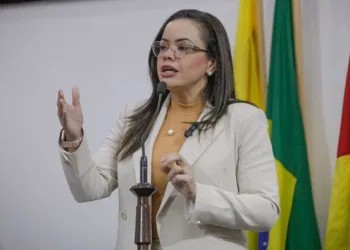 “Não tem valentia suficiente”, diz deputada após presidente do Iapen não comparecer à Aleac